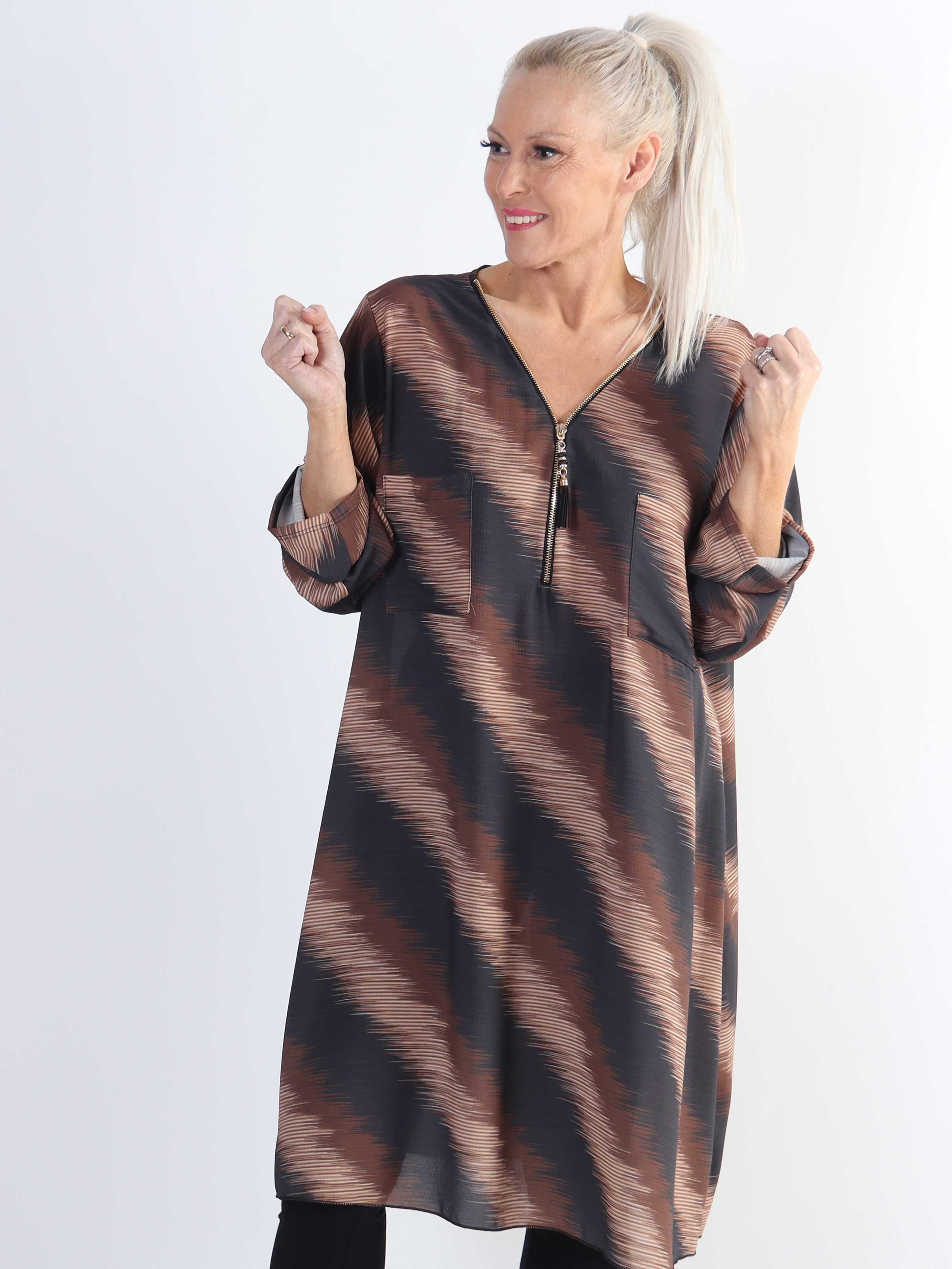 Claudia Stripe Dress - Plus size tunikakjole med print og lynlås